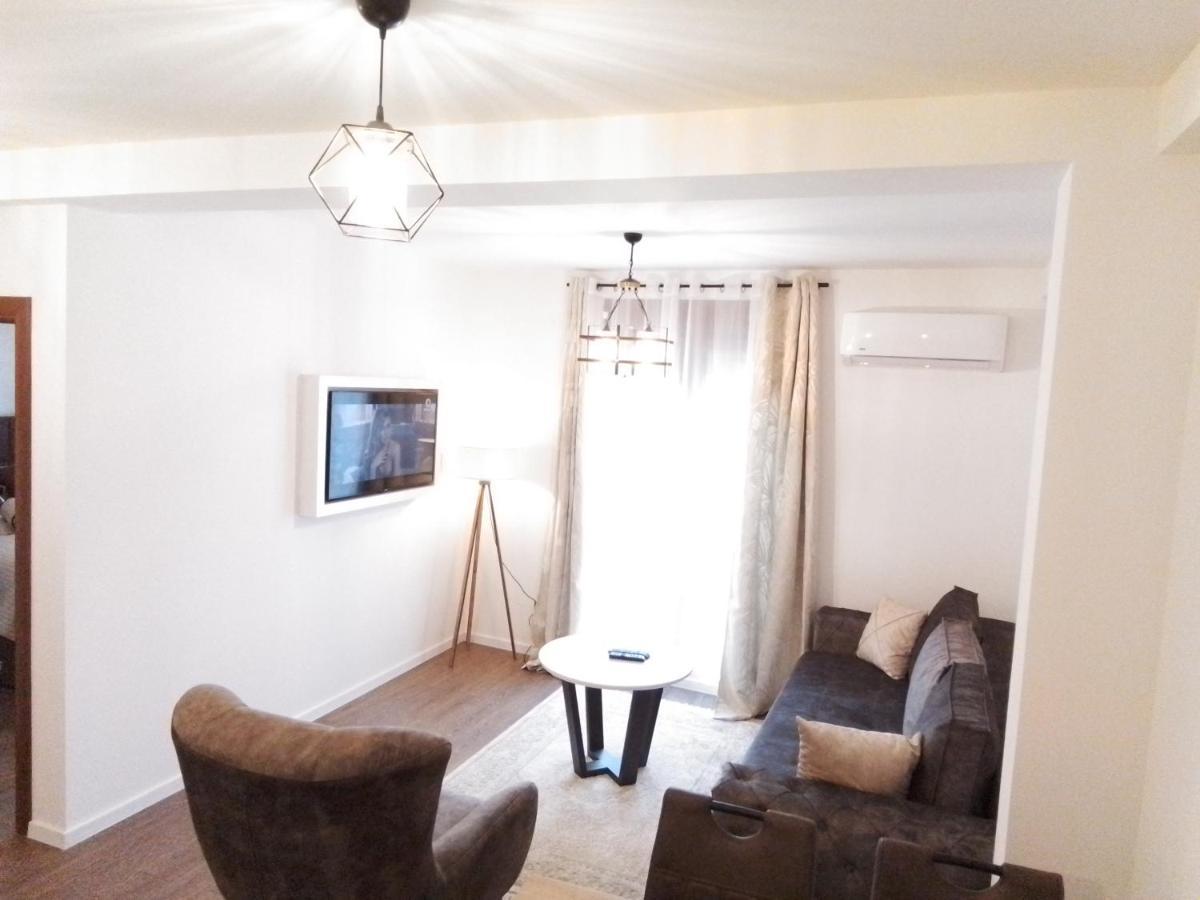 Apart Hotel Fantasia Cetinje Bagian luar foto