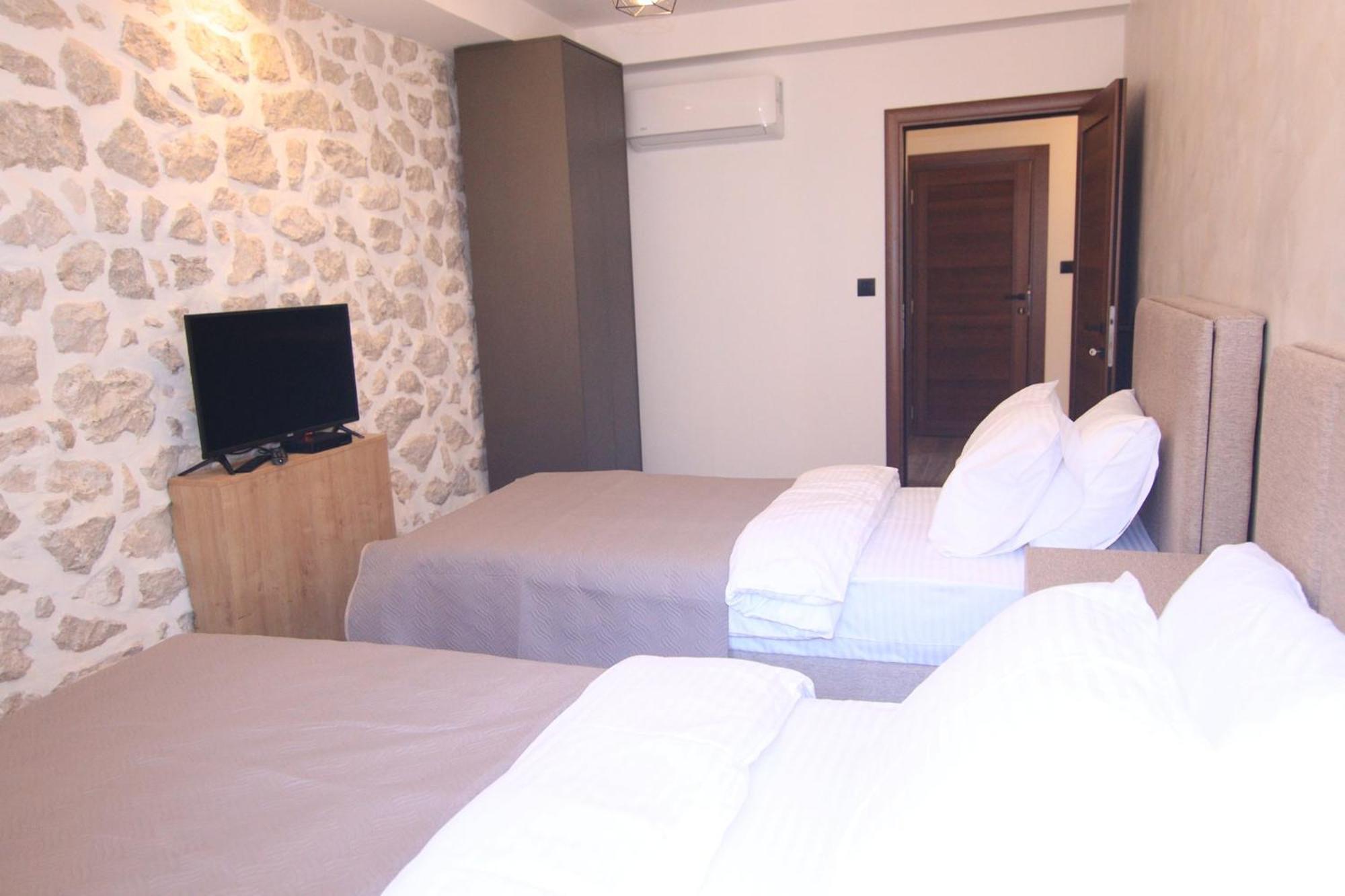 Apart Hotel Fantasia Cetinje Bagian luar foto