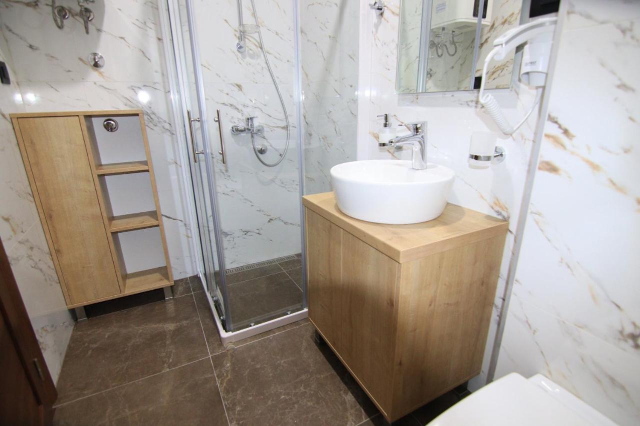 Apart Hotel Fantasia Cetinje Bagian luar foto