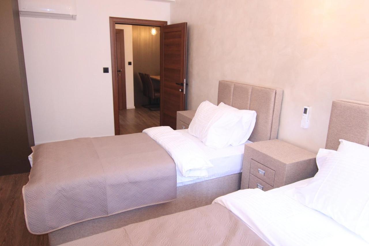 Apart Hotel Fantasia Cetinje Bagian luar foto