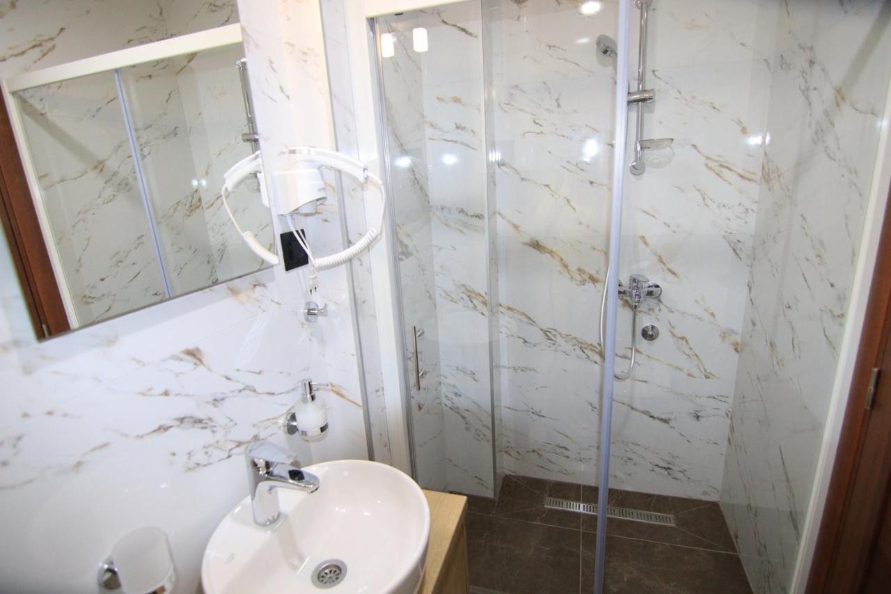 Apart Hotel Fantasia Cetinje Bagian luar foto