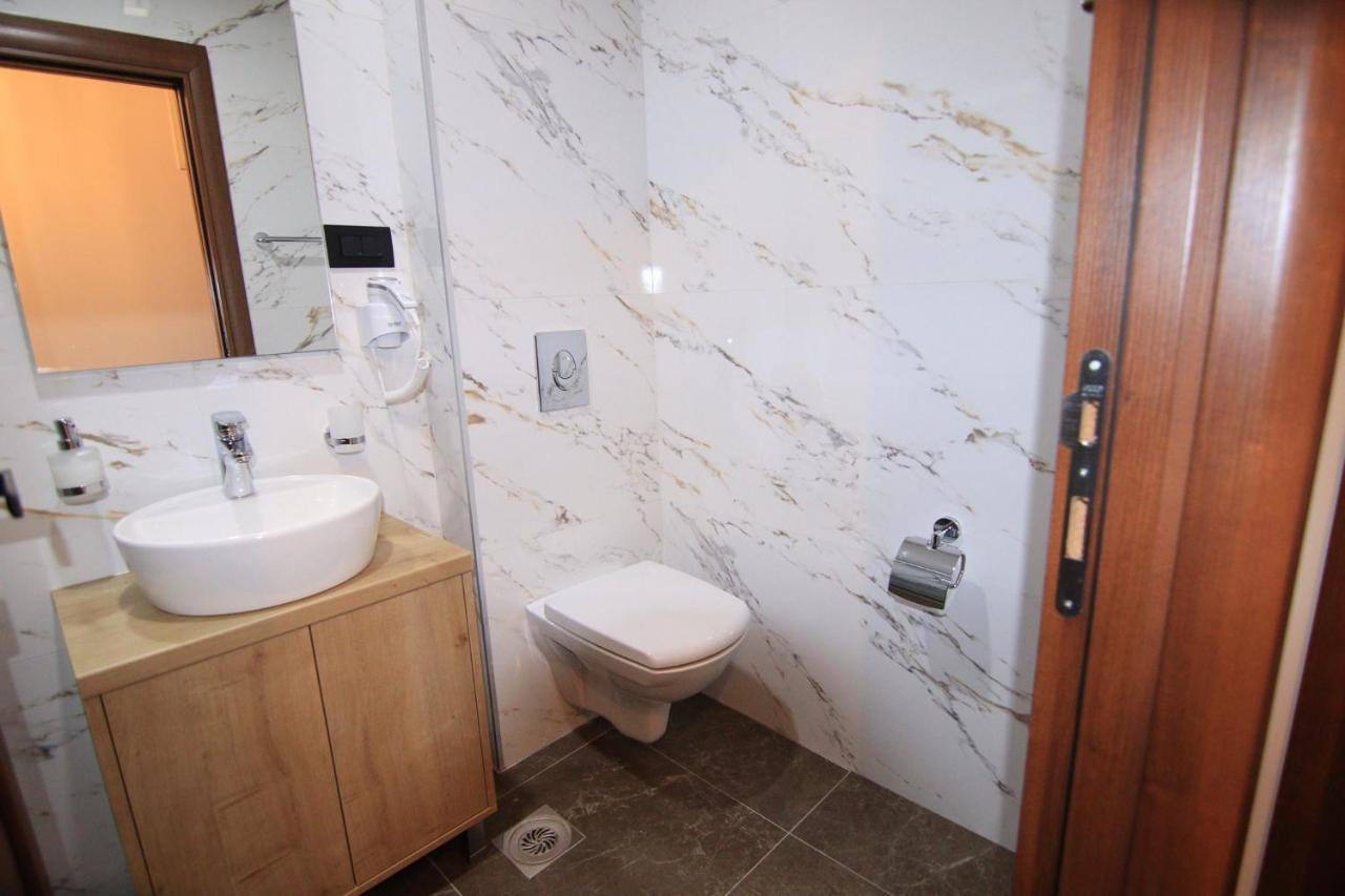 Apart Hotel Fantasia Cetinje Bagian luar foto